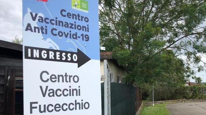 Si presentano al centro vaccinazioni: «Abbiamo pagato per avere il vaccino»