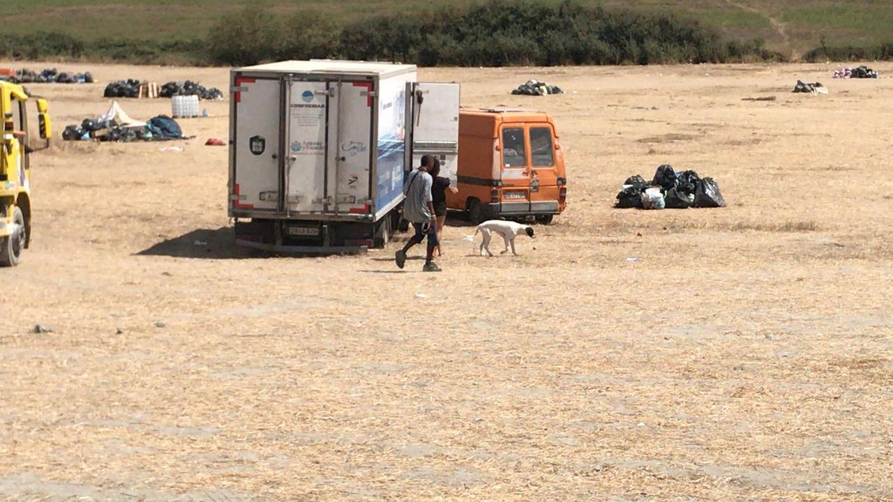 Il rave chiude, lo sballo resta: cumuli di rifiuti, in centinaia vagano nei boschi