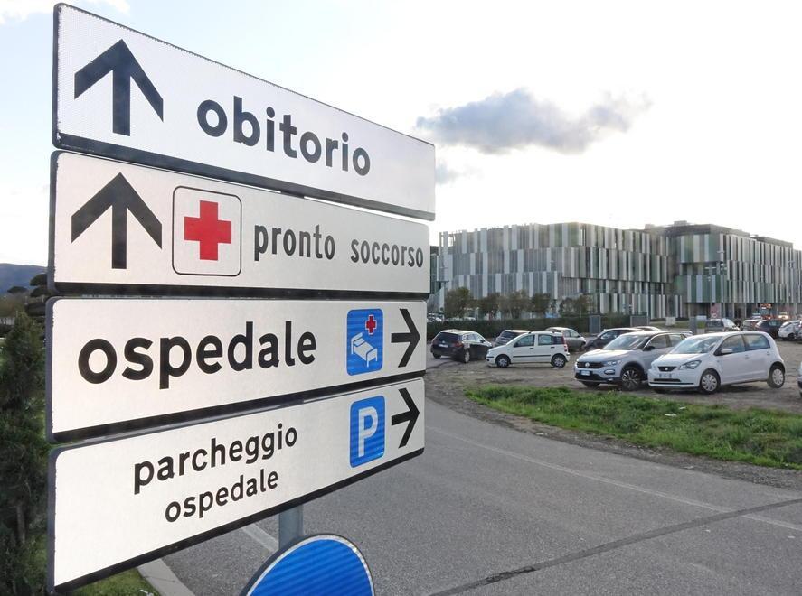 Il cartello segnaletico che indica l’ospedale San Jacopo