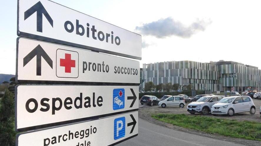 Il cartello segnaletico che indica l’ospedale San Jacopo