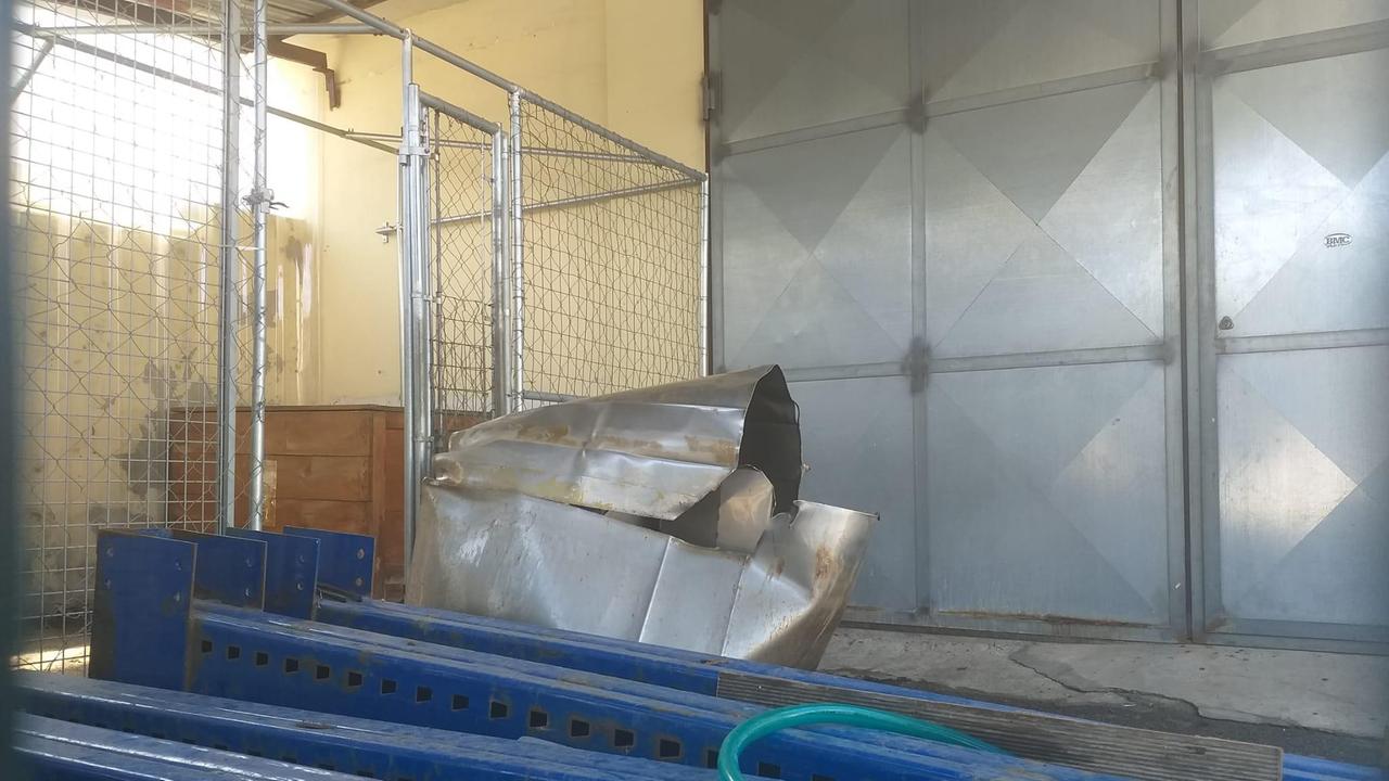 Il serbatoio metallico esploso