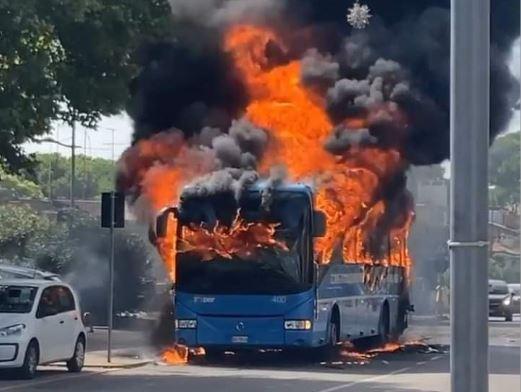 Lido Estensi. Bus in fiamme, salvi tutti i passeggeri