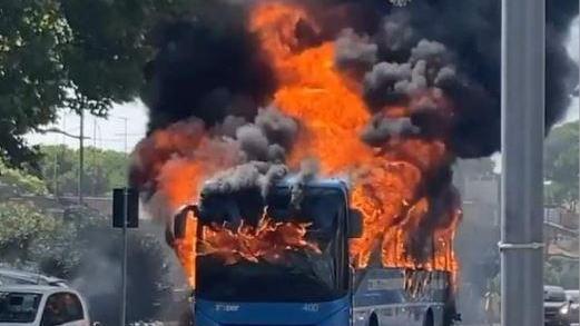 Lido Estensi. Bus in fiamme, salvi tutti i passeggeri