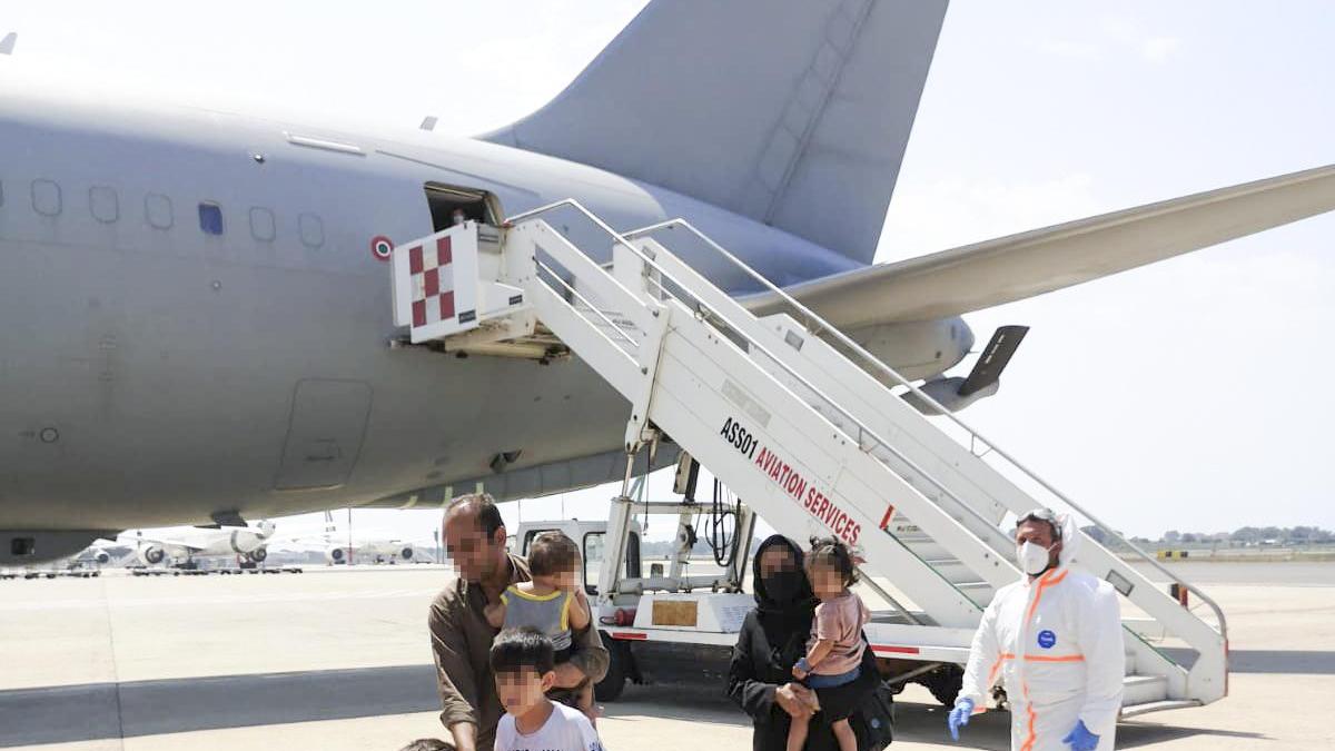 La Toscana accoglie i primi 200 civili afghani della missione italiana