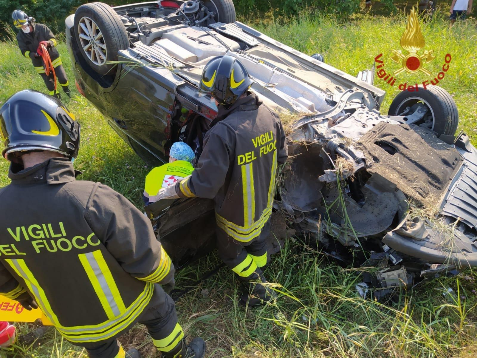 Gualtieri, scontro sulla provinciale: donna liberata dall'auto ribaltata