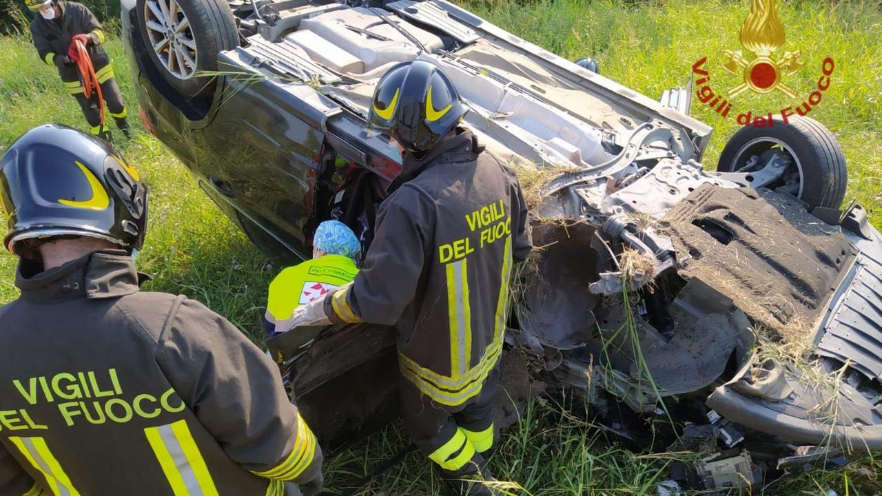 Gualtieri, scontro sulla provinciale: donna liberata dall'auto ribaltata