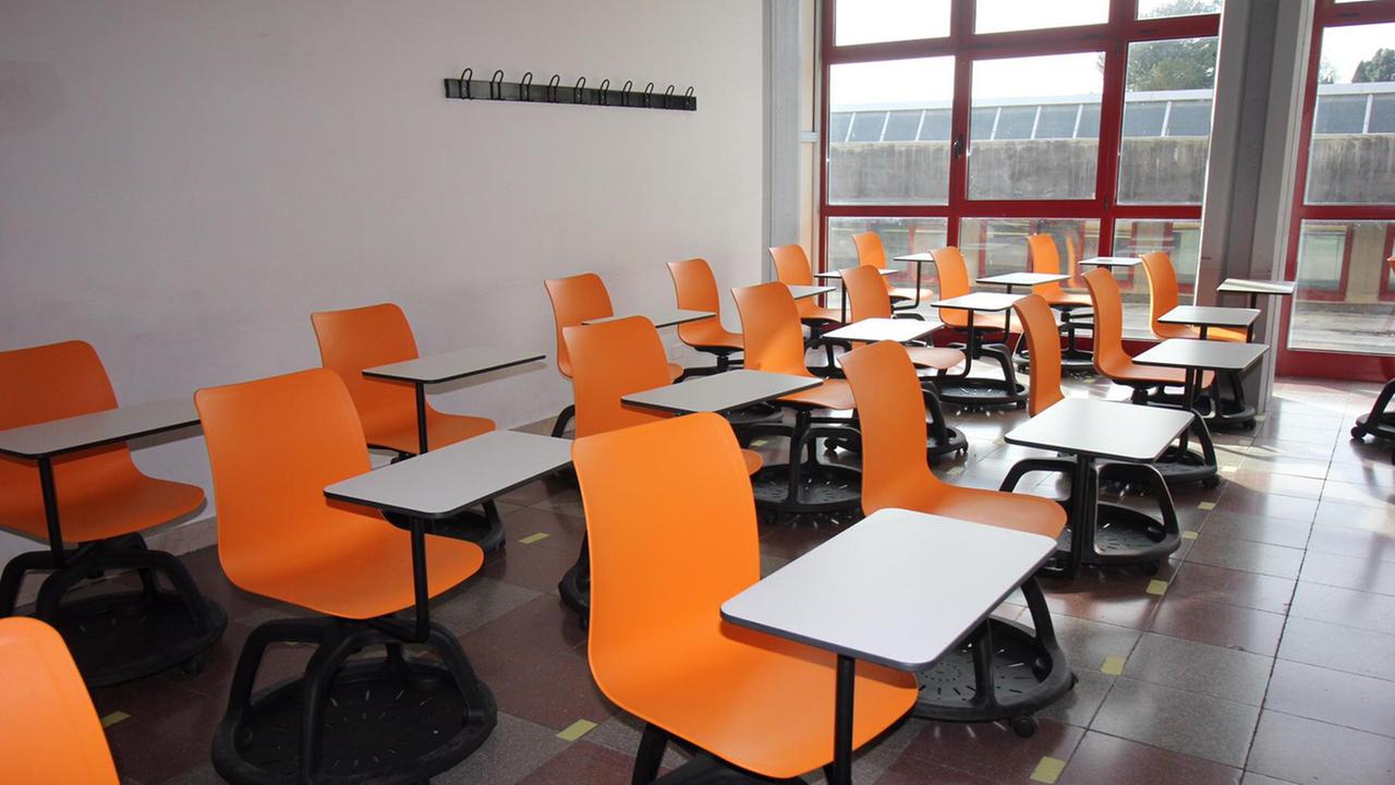 I banchi con le rotelle all'Istituto Buzzi
