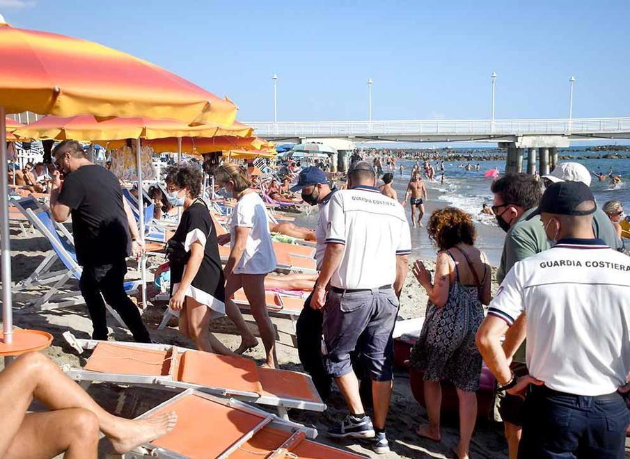 «Le concessioni sono abusive». E scatta l’occupazione della spiaggia del Nettuno 