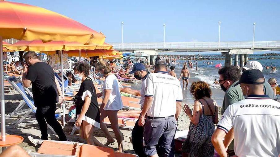 «Le concessioni sono abusive». E scatta l’occupazione della spiaggia del Nettuno