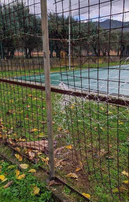 Colpo alcolico: i ladri prendono amari, sambuca e venti bottiglie di birra