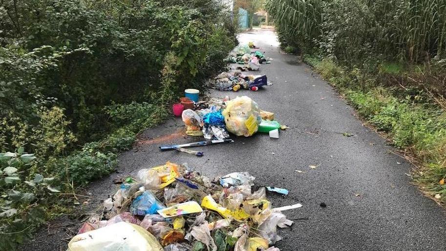 Una strada trasformata in discarica dagli incivili
