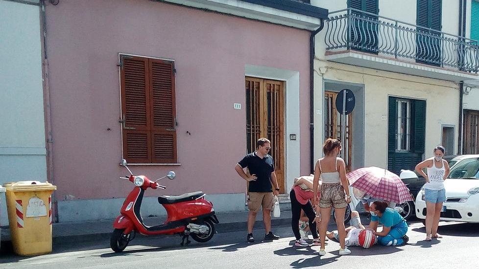 Malore per uno scooterista