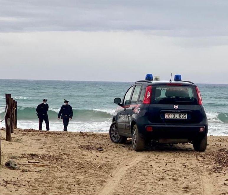 Cadavere in spiaggia, era un uomo di 50-60 anni 