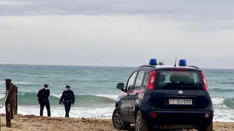 Cadavere in spiaggia, era un uomo di 50-60 anni