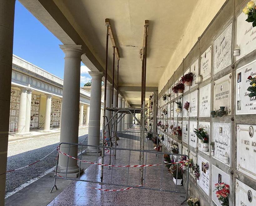 Crollo del tetto al cimitero rimossi i calcinacci la galleria resta recintata