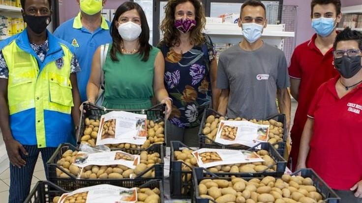 Da una coop 170 chili di patate in dono all’Emporio Solidale