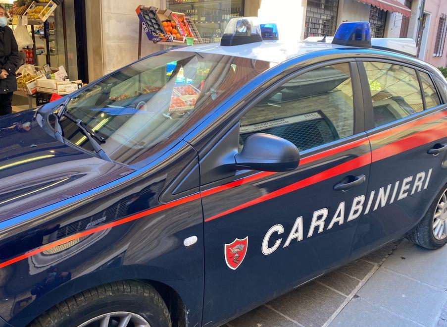 Un coltello e 2 tirapugni Carabinieri denunciano un ragazzo di 20 anni 