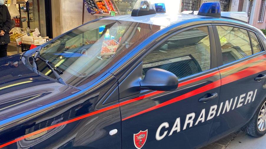 Un coltello e 2 tirapugni Carabinieri denunciano un ragazzo di 20 anni