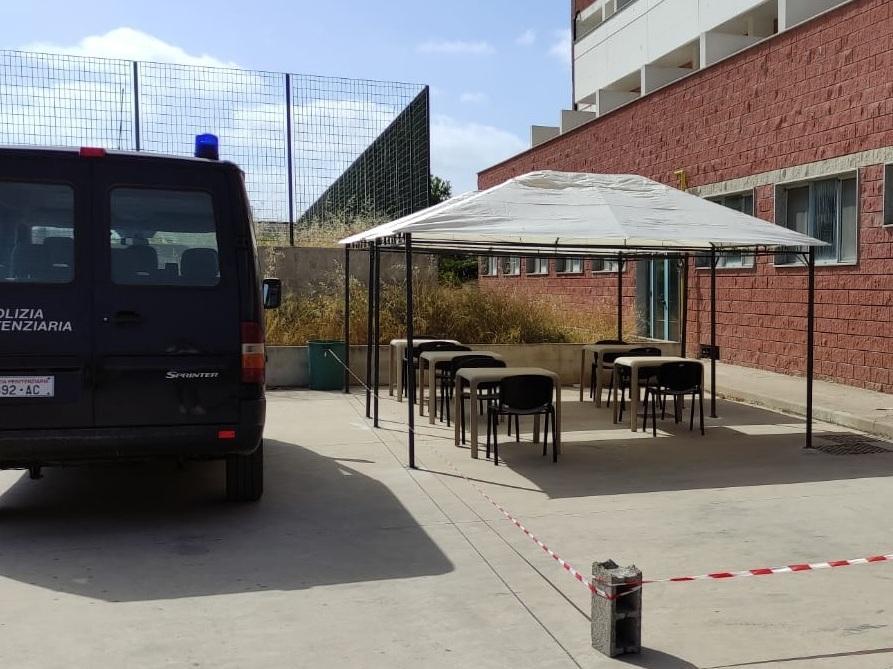 Per gli agenti senza green pass la mensa è in una tenda esterna