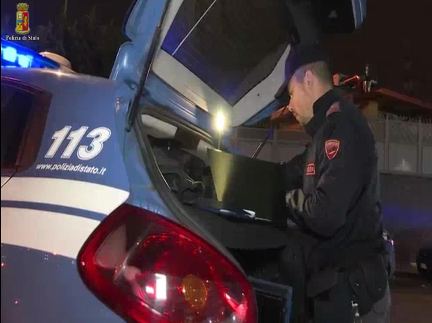 Ruba su un’auto in sosta ma arriva la polizia 