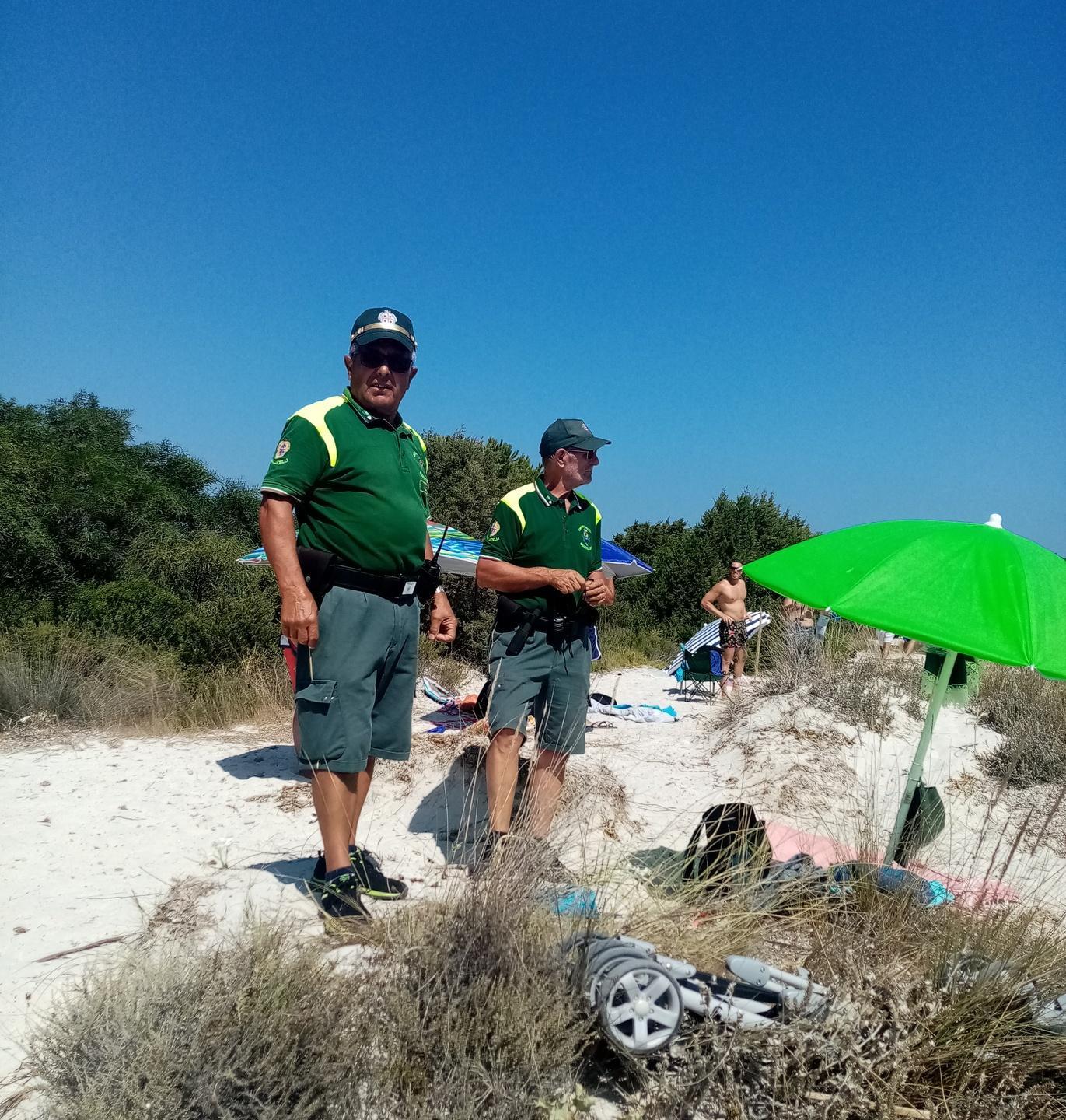 San Teodoro, i turisti invadono anche le dune ma i barracelli li fanno andare via 