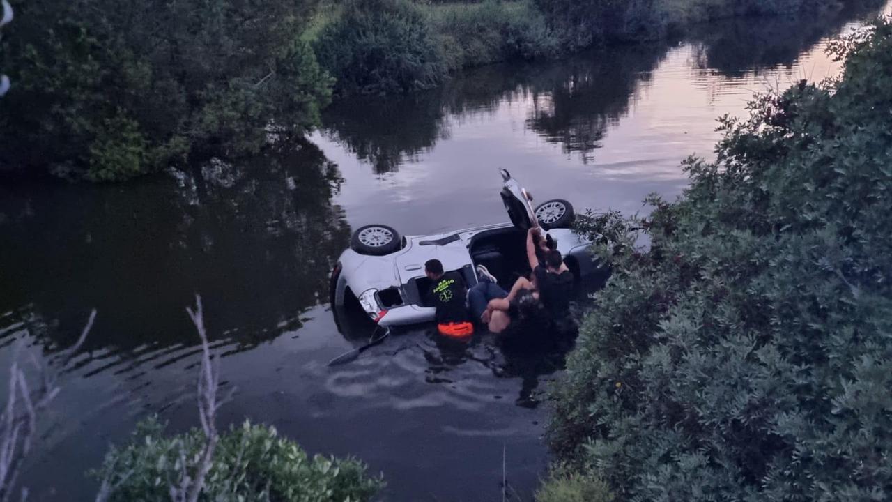 Orosei, auto con 5 ragazzi sbatte sulla staccionata e finisce nel canale: un ferito