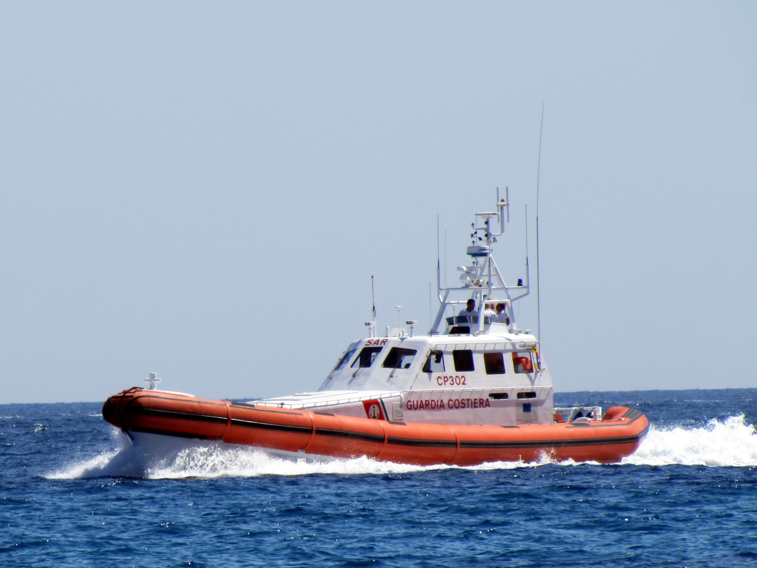 Si sente male in barca tra Villasimius e Cagliari: soccorso dalla guardia costiera