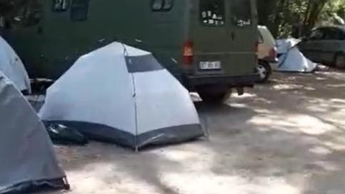 Le tende dei “reduci” del rave nel Viterbese posizionate sul lago dell’Accesa, a Massa Marittima