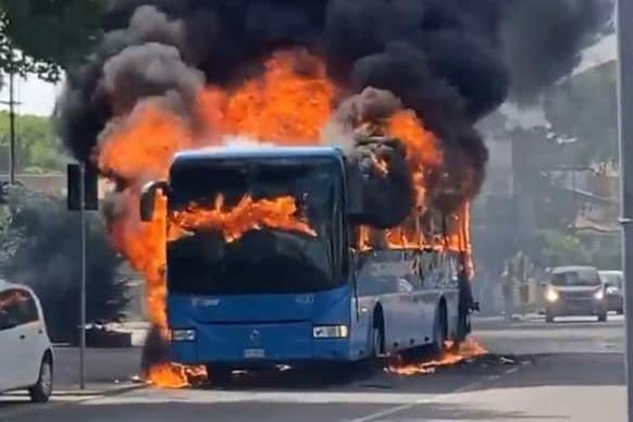 Autobus distrutto dalle fiamme, la testimonianza dell'autista 