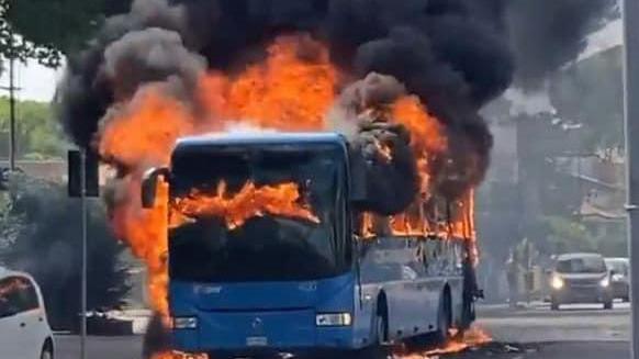 Autobus distrutto dalle fiamme, la testimonianza dell'autista