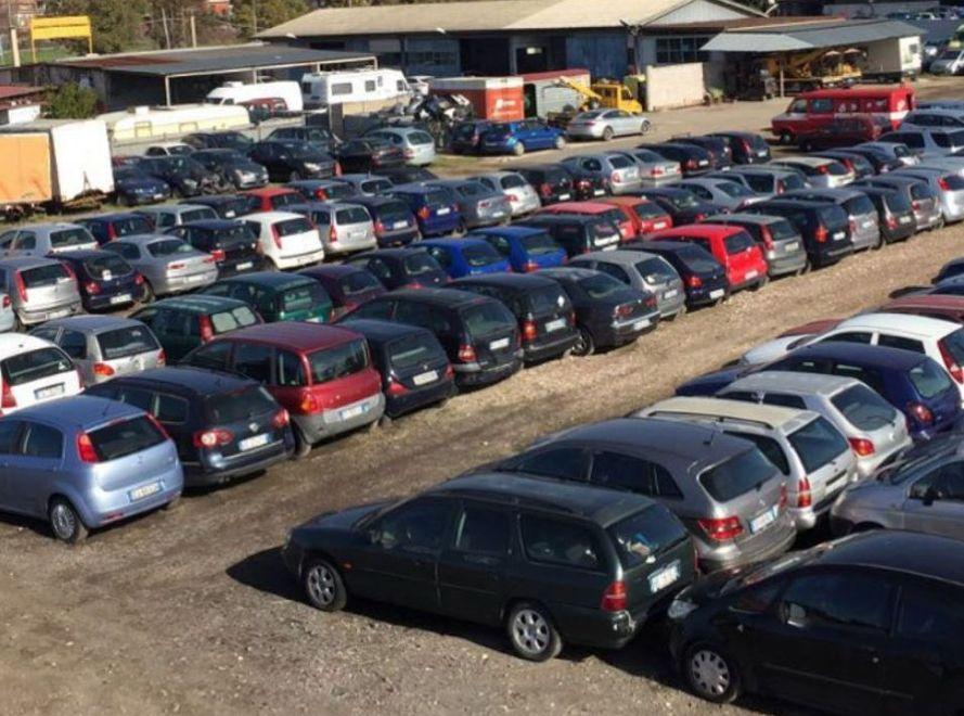 Comprava e rivendeva auto sequestrate, imprenditore arrestato per bancarotta 