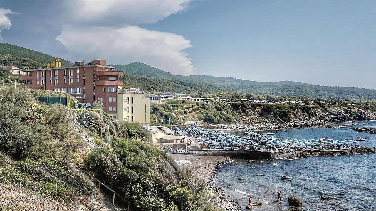 Una panoramica dell’hotel Rex di Antignano con lo stabilimento balneare (foto Franco Silvi)