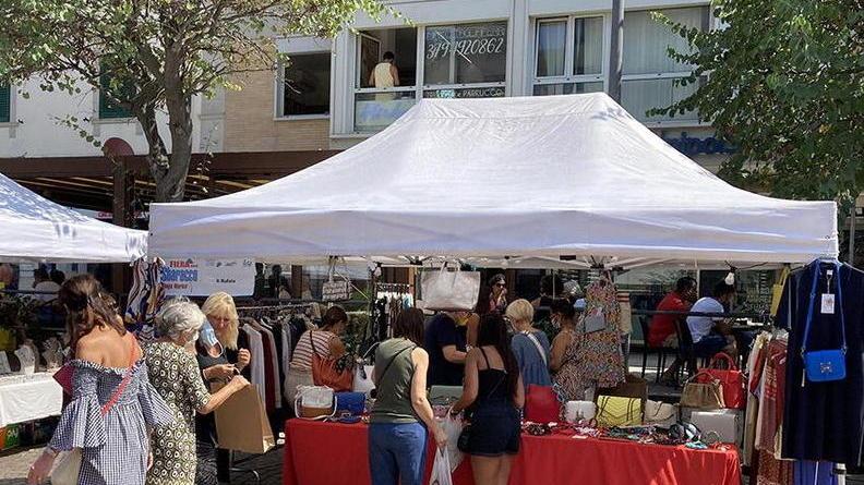 «Regole rispettate e affluenza ok». A Cecina lo Sbaracco per ora funziona