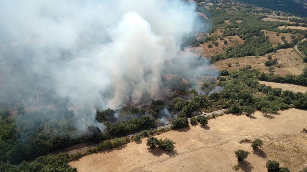 L'incendio che sta lambendo il borgo di Murci