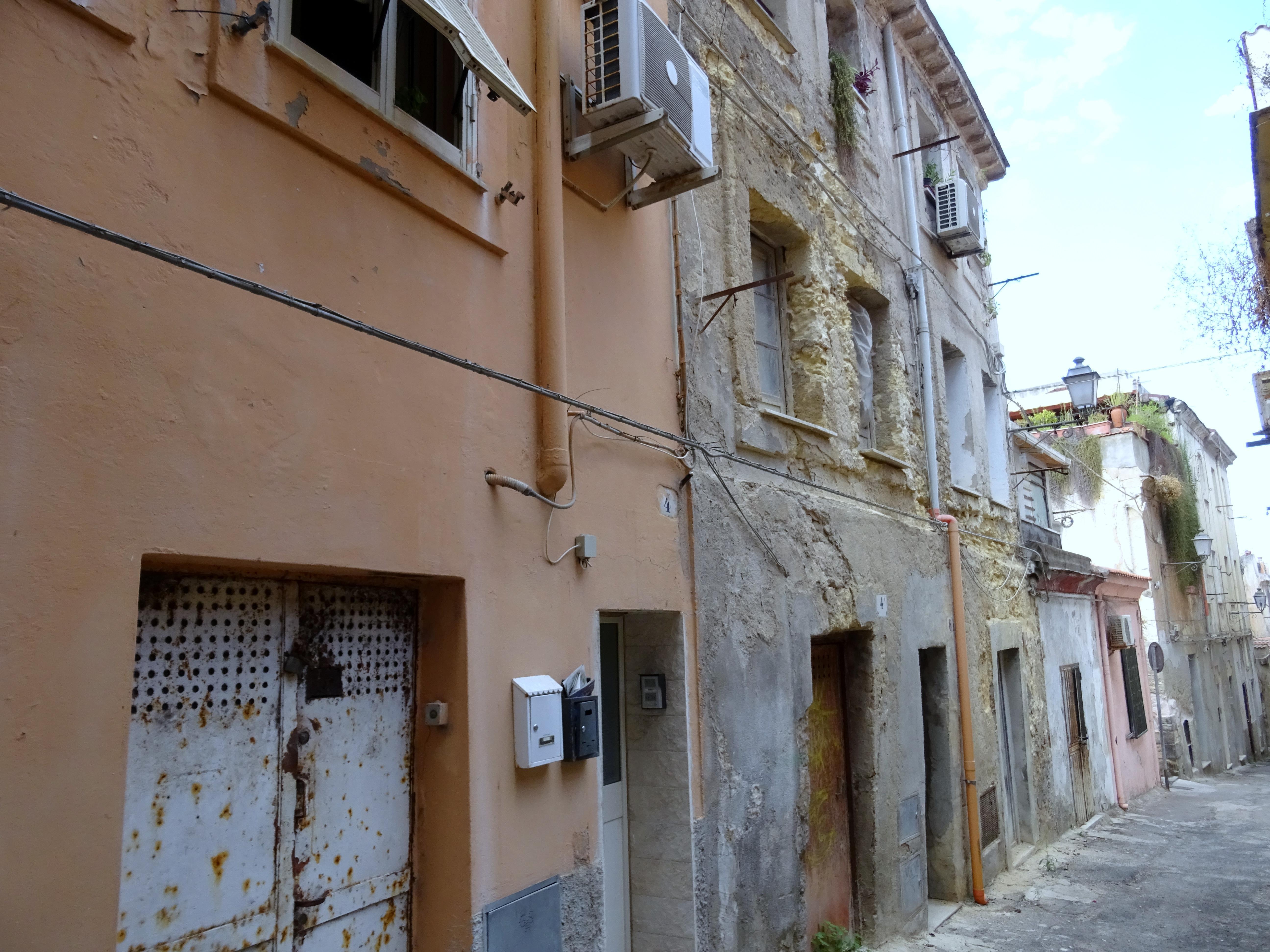 La casa dove è crollato il solaio (foto Ivan Nuvoli)
