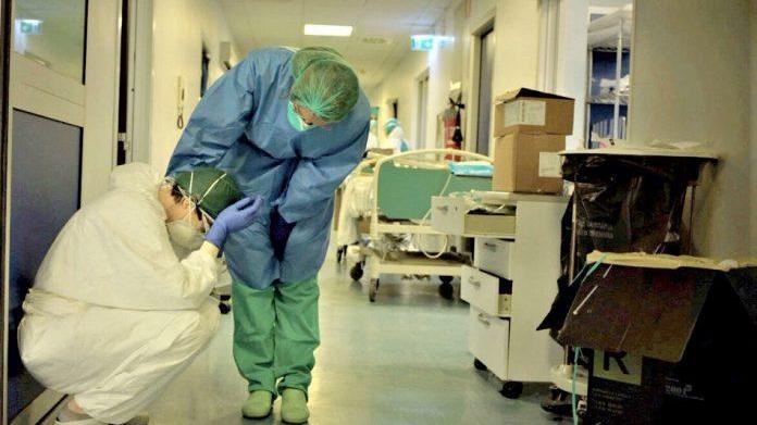 Infermieri in un reparto di Terapia intensiva Covid (archivio)