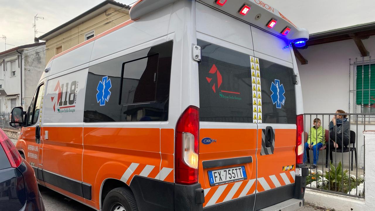 Sul posto è intervenuta un'ambulanza, che ha trasportato l'uomo in ospedale
