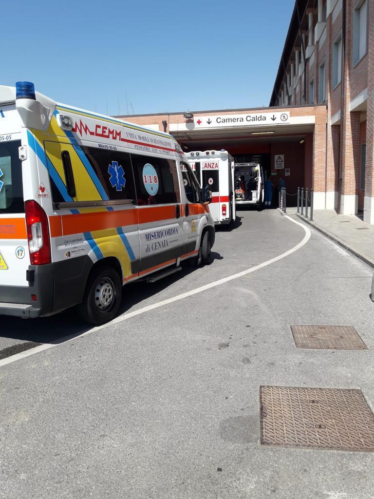 La coda di ambulanze che si è formata all'ospedale di Cisanello