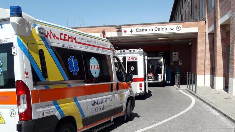 La coda di ambulanze che si è formata all'ospedale di Cisanello