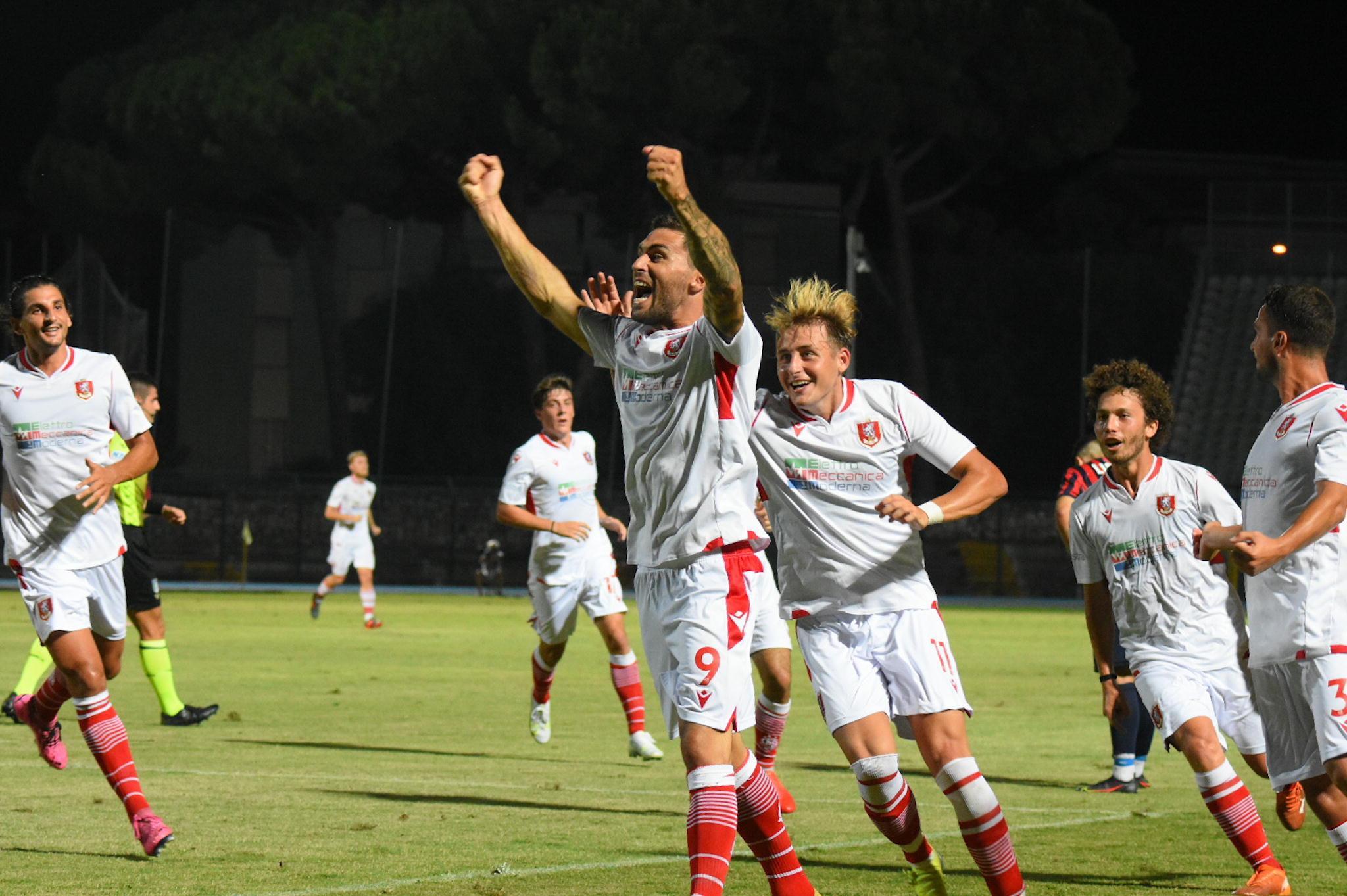 L'esultanza di Filippo Moscati, trascinatore del Grosseto nel 2-1 al Campobasso in Coppa Italia