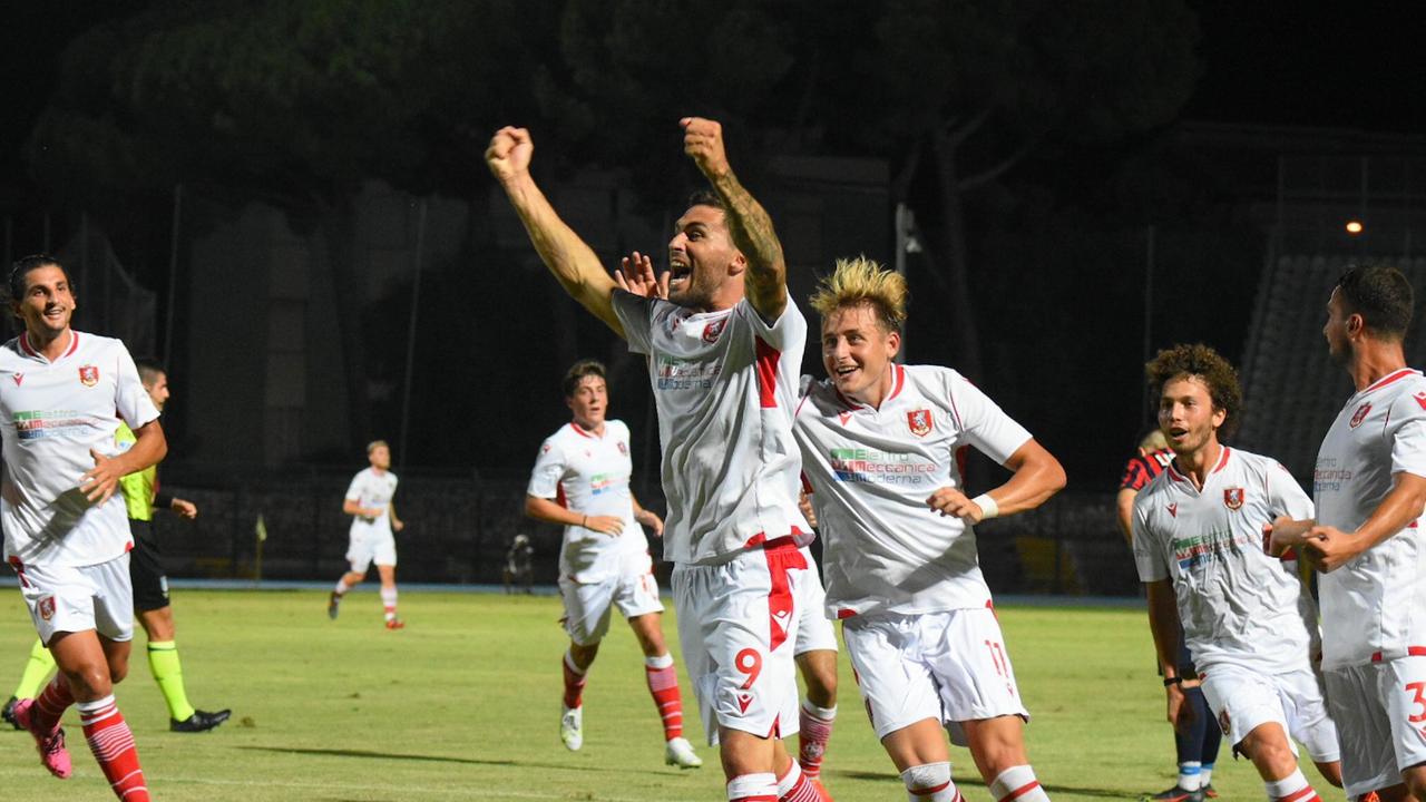 L'esultanza di Filippo Moscati, trascinatore del Grosseto nel 2-1 al Campobasso in Coppa Italia