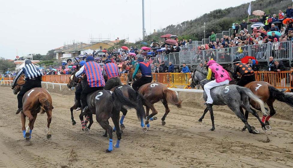 Palio Costa etrusca annullata l’edizione La corsa nel 2022