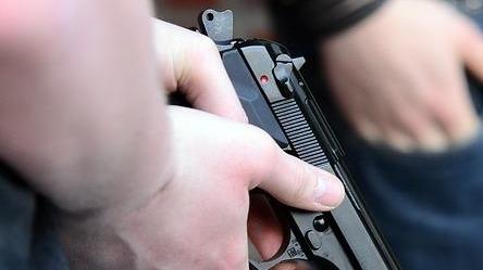 Minaccia la fidanzata e un amico con la scacciacani, denunciato