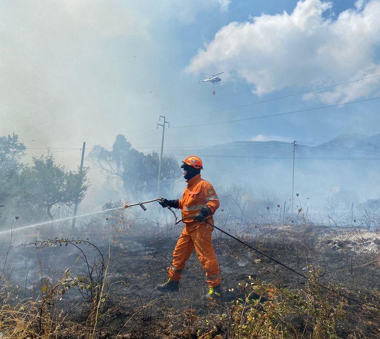 Incendio di sterpaglie nei pressi del cimitero In azione l’elicottero 