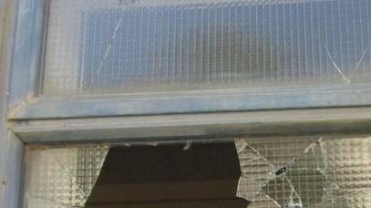 Finestre della palestra distrutte a colpi di sassi Si cercano i colpevoli