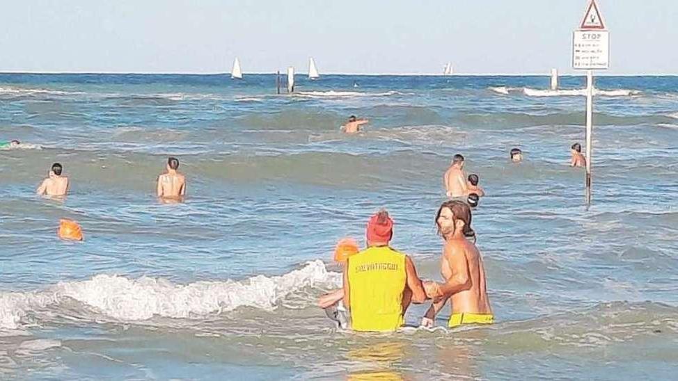 Gli salvano la vita mentre sta annegando