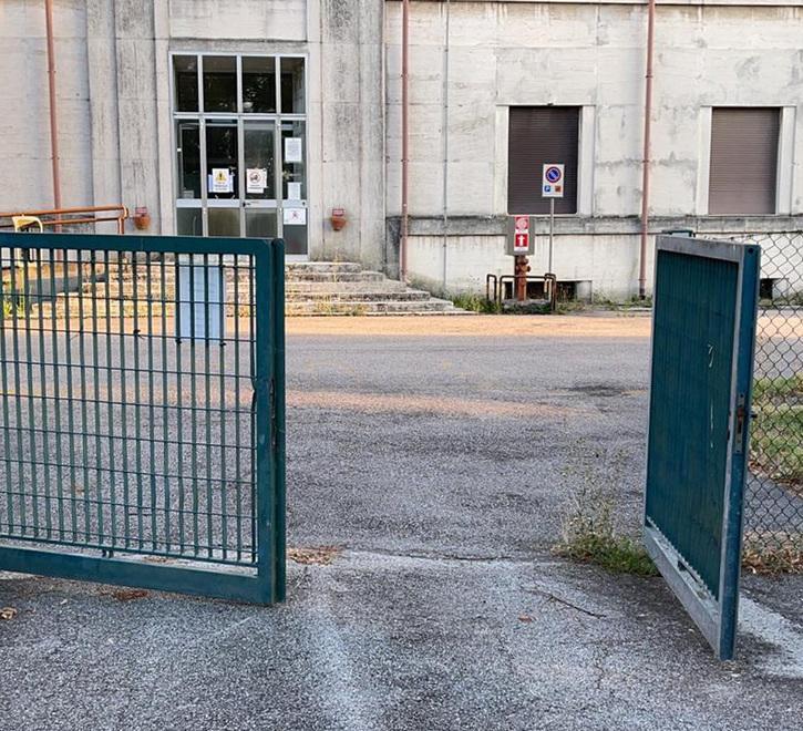 Un’auto pirata centra il cancello dell’ex Boeri I carabinieri indagano 