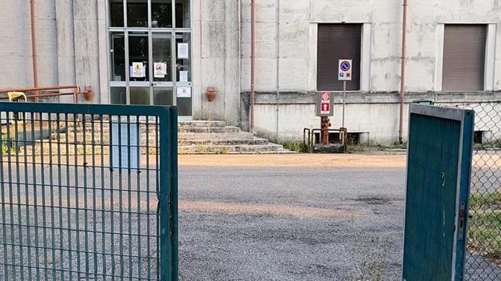 Un’auto pirata centra il cancello dell’ex Boeri I carabinieri indagano