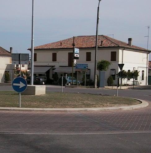 Quintali di granoturco persi sulla rotatoria Sanzionato camionista