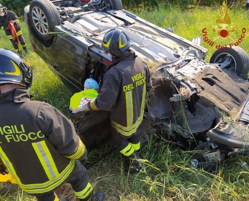 Scontro frontale sull’ex Cisa Un’auto vola giù dall’argine 